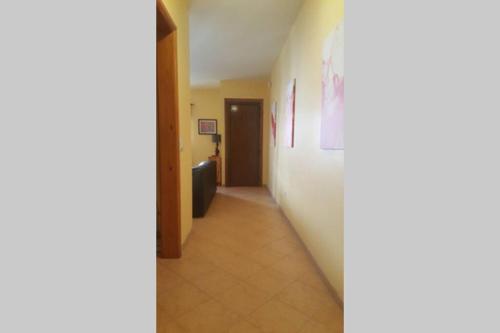比尔基卡拉Private room in Shared apartment close to University of Malta & Mater Dei的走廊通往浴室