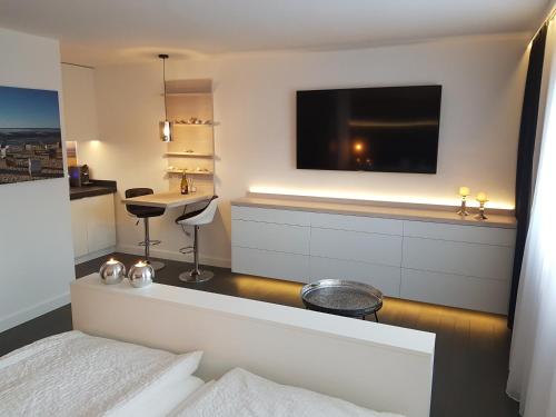 库克斯港kleine Düne的酒店客房设有一张床和墙上的电视