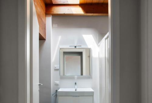 佩斯基耶拉德加达Residenza Puoti的浴室设有白色水槽和镜子