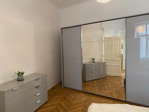 维也纳MQ Appartement的卧室设有大型玻璃柜和水槽