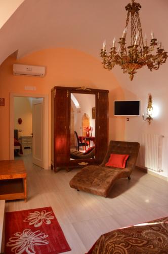 科佩尔蒂诺Casa a Corte的带沙发和镜子的客厅