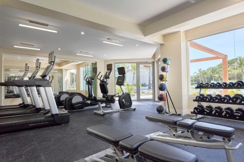 棕榈滩The Mill Resort and Suites的健身房设有数台跑步机和椭圆机