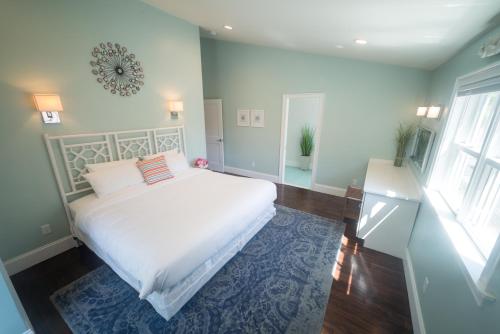 纽波特The Newport Lofts - 359 Thames Street的卧室配有白色的床和窗户。