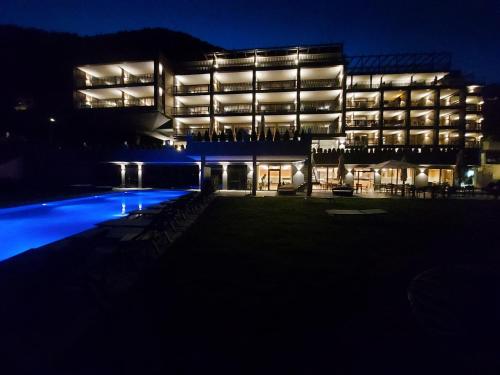 里约·迪·普斯特里亚Molaris Lodge的一座建筑,在晚上前方有一个游泳池