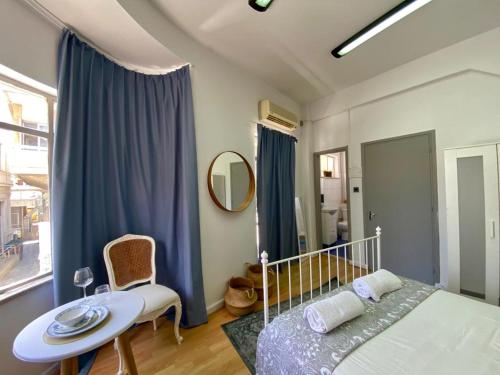 尼科西亚Unique Studios Phaneromenis 41 - Down Town Nicosia的一间卧室配有一张床、一张桌子和一面镜子