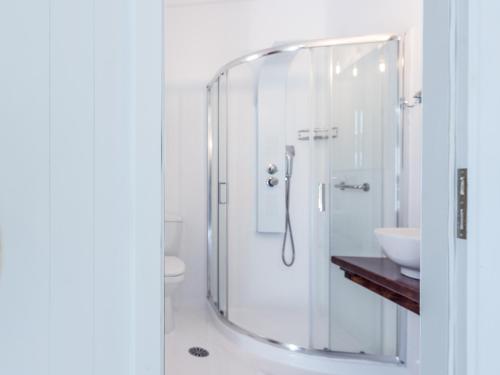 凯特利奥斯Casa Montzo boutique hotel的带淋浴的浴室和玻璃门