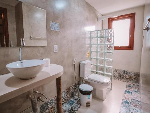 皮帕维拉达莱马旅馆的一间带水槽和卫生间的浴室