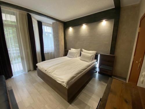 波罗维茨Deluxe 217的卧室配有一张带白色床单和枕头的大床。