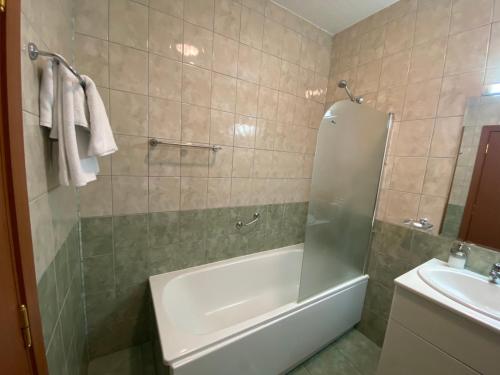 波罗维茨Deluxe 217的带浴缸和盥洗盆的浴室