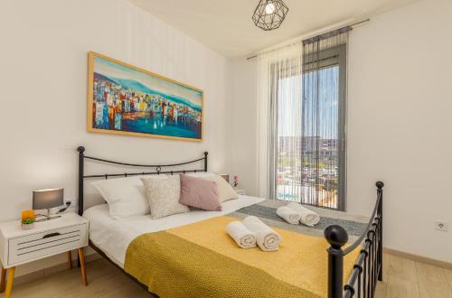 普拉SILVER luxury的一间卧室设有一张大床和一个窗户。
