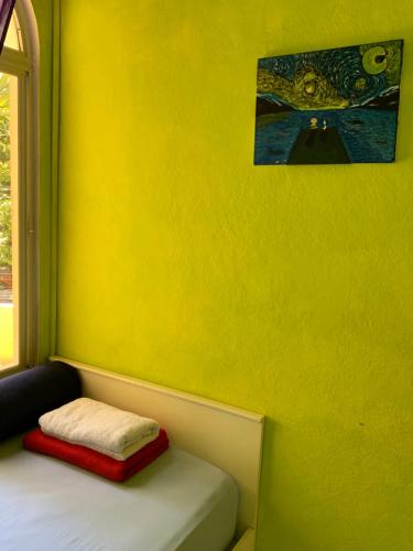 圣萨尔瓦多Room 4 rent的黄色的房间,设有床和窗户