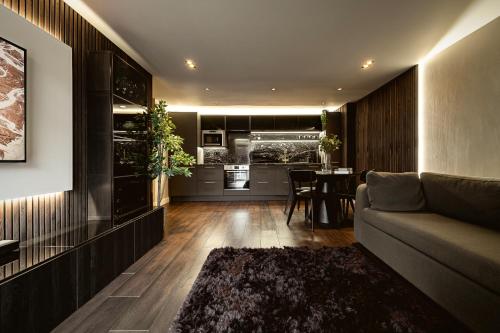 莱斯特The Acacia, Luxury with Private Balcony + Parking的客厅配有沙发和桌子