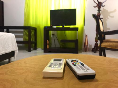 Hotel El Lago的电视机前的桌子上有两个遥控器