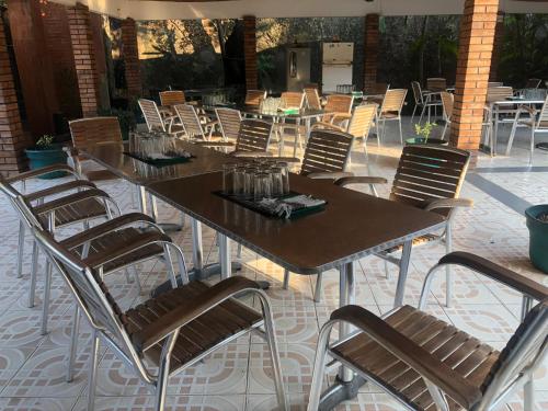 Hotel El Lago的庭院里一组桌椅