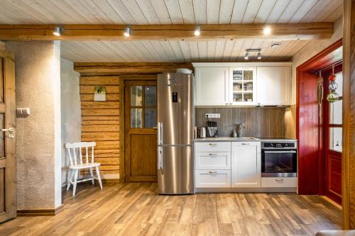 RiisaSoomaa Puhkeküla的厨房配有不锈钢冰箱和白色橱柜