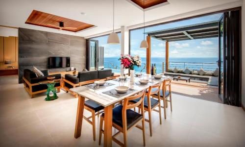 涛岛Jamahkiri Dive Resort & Spa的一间带桌椅和沙发的用餐室