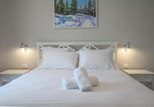 戈里察Hotel Peroni的卧室配有白色的床和2条毛巾