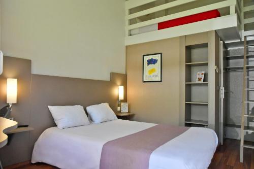 阿维尼翁克里斯托酒店的一间带白色大床的卧室和一个阁楼