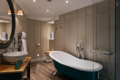 法尔茅斯绿岸酒店的带浴缸和盥洗盆的浴室