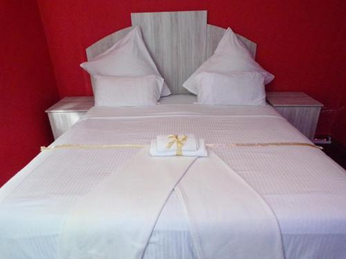 开普敦Khaya B&B Mandalay的床上方有弓的白色盒子