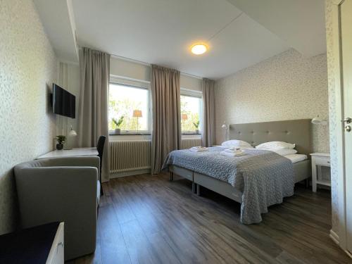 斯图吕曼Hotell Luspen的酒店客房设有床和窗户。