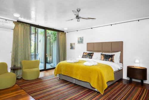 蒙特勒Montreux Rotana Garden House with Private Pool - Swiss Hotel Apartments的一间卧室配有一张带黄色毯子的大床