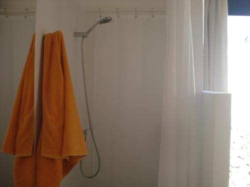 Son CarrioVilla Romaní SUITE的橙色毛巾挂在淋浴间