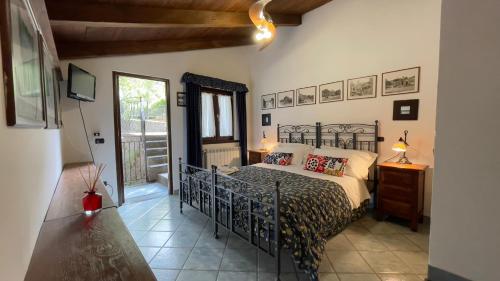 皮蒙泰拉德尔吉尔诺乡村民宿的一间位于客房内的带黑色床的卧室