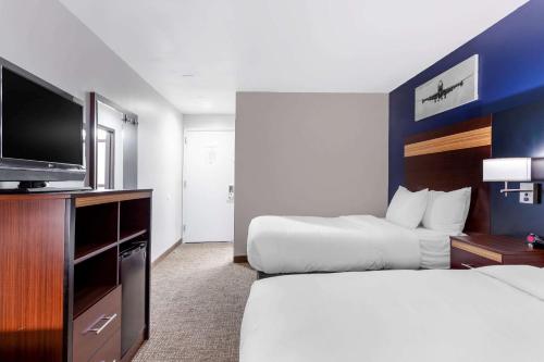 皇后区Avion Inn Near LGA Airport, Ascend Hotel Collection的酒店客房设有两张床和一台平面电视。