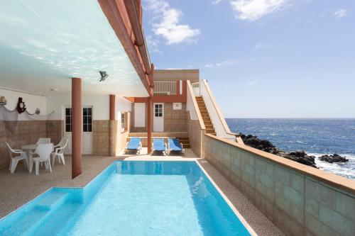 El EscobonalCoastal Dream with heated pool的海边带游泳池的房子