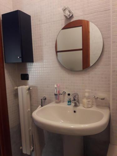 科莱尼奥Le Briccole的浴室设有水槽和墙上的镜子