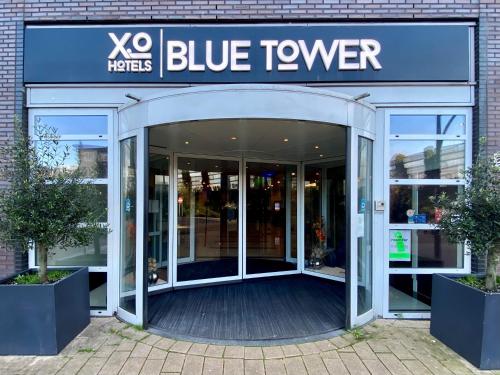 阿姆斯特丹XO酒店蓝塔店的带有旋转门的蓝色圆锥形商店入口