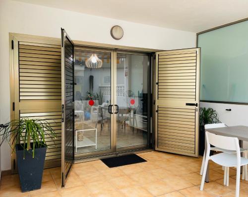 科蒂略Apartamento Morrocoy的一间设有滑动玻璃门和桌子的房间