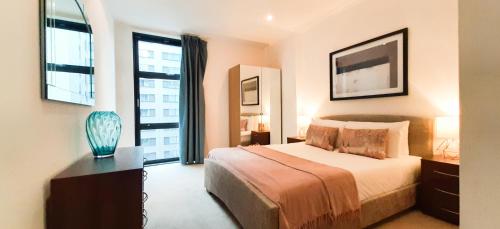 South Quay Apartments Canary Wharf客房内的一张或多张床位