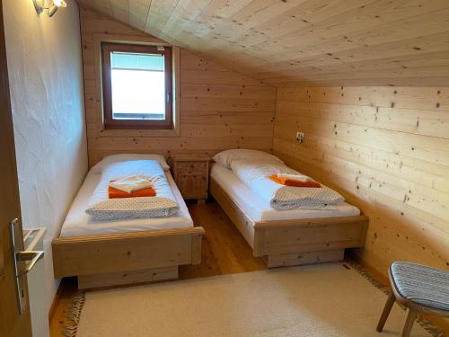 布里克森谷地霍普夫加尔滕萨尔芬阿尔穆度假屋的小木屋内带两张床的房间
