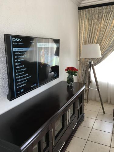 波罗瓜尼Maso palace的客厅配有大屏幕平面电视