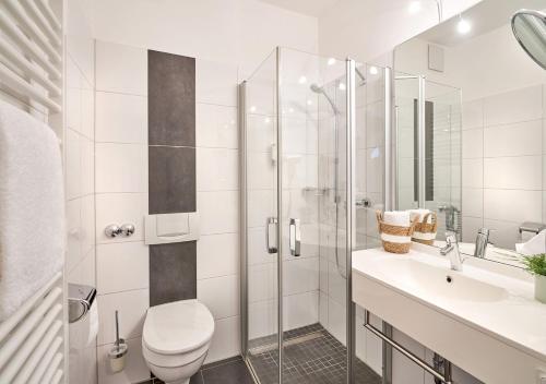 宁布雷希特Parkhotel Nümbrecht的带淋浴、卫生间和盥洗盆的浴室