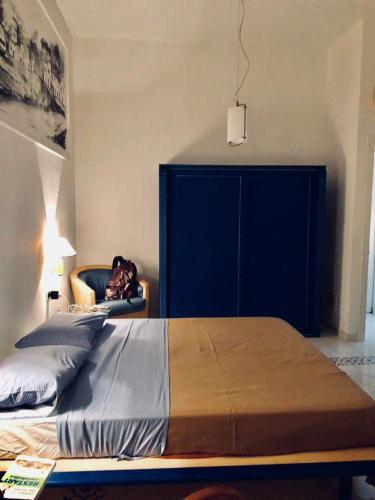 马里迪莫Sulle ali del Mediterraneo的一间卧室配有一张大床和蓝色床头板
