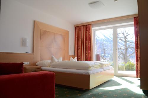 埃尔瓦尔德Villa Buchenhain的一间卧室设有一张床和一个大窗户