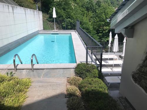 赫拉弗多纳Casa di campagna Tony con piscina e vista lago的一座带楼梯和房子的大型游泳池