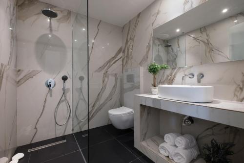 斯达林TEREZAS HOTEL的带淋浴、盥洗盆和卫生间的浴室