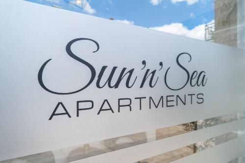 布德瓦Sun and Sea Apartments的建筑前阳光明媚的海公寓标志