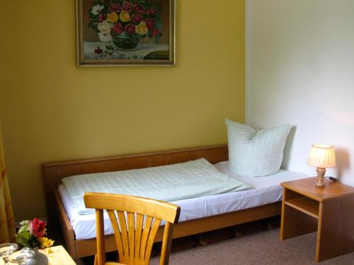林巴-奥贝尔夫罗纳贝歇尔戈尔登兰德酒店的小卧室配有一张挂在墙上的床铺