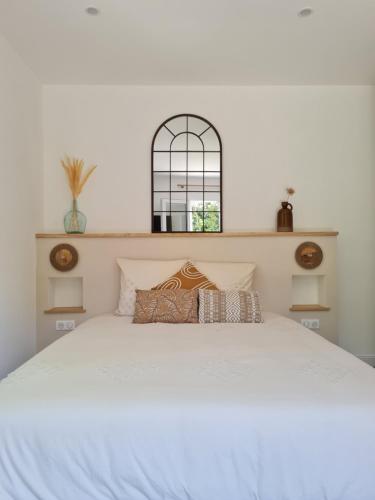 AltianiChambres d'hôte Casprese的卧室配有一张大白色床和窗户