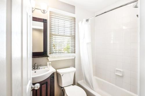 鸭礁岛Duck Key Retreat Villa #5105的白色的浴室设有卫生间和水槽。