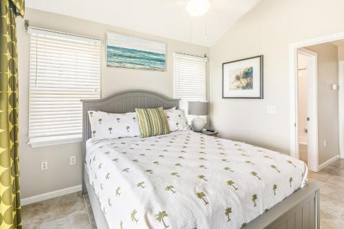 鸭礁岛Duck Key Retreat Villa #5105的卧室配有带白色棉被的床