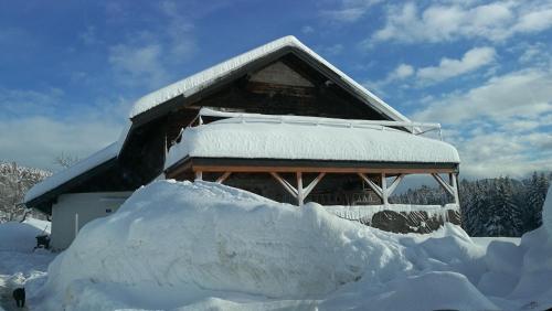 塔尔高Landhaus Dersch的建筑物前的一堆积雪