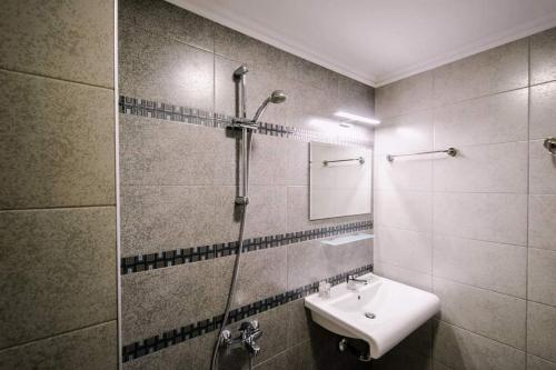 MiladinowziХотел ПИРГУЛЯ的一间带水槽、淋浴和镜子的浴室