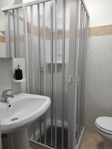 奥斯图尼Apartment Casa Felice的带淋浴、盥洗盆和卫生间的浴室