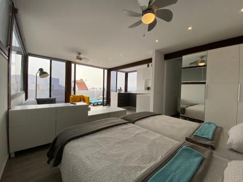 科蒂略Casa Sunshine Cotillo Mar的一间卧室配有一张床和吊扇